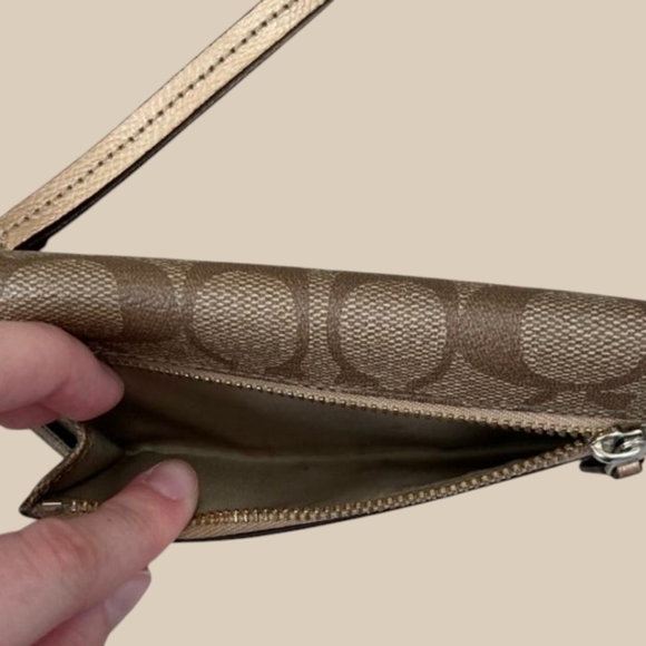 NEW Coach Wristlet - Picture 2 of 9